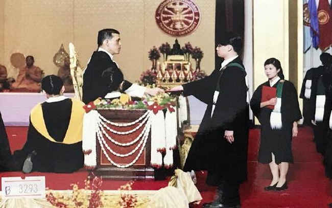 泰王拉玛十世亲自为Somphoch Pumipichet 颁发证书